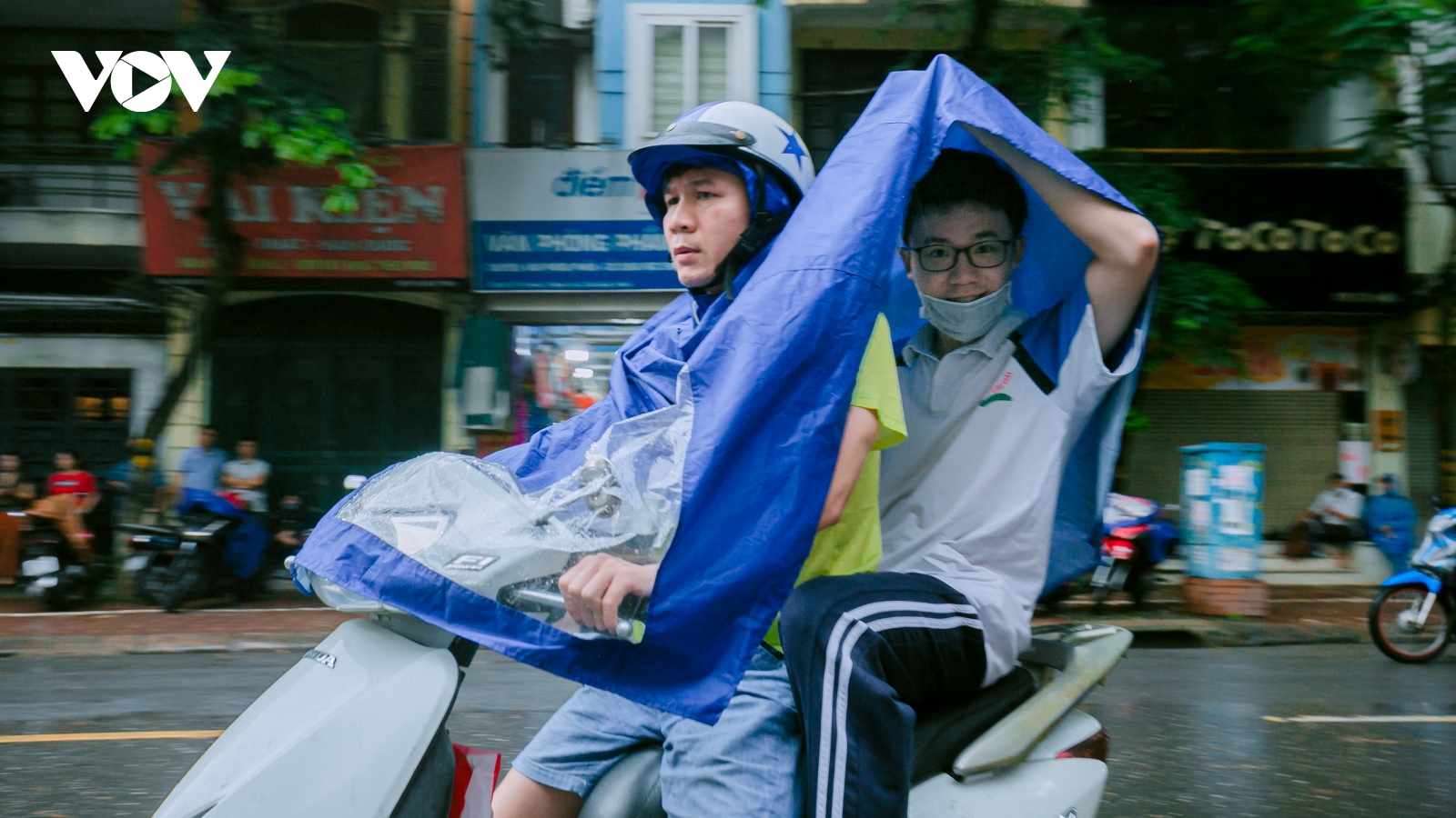 Giao thông Hà Nội thông thoáng dù mưa lớn, sĩ tử đến trường thi an toàn