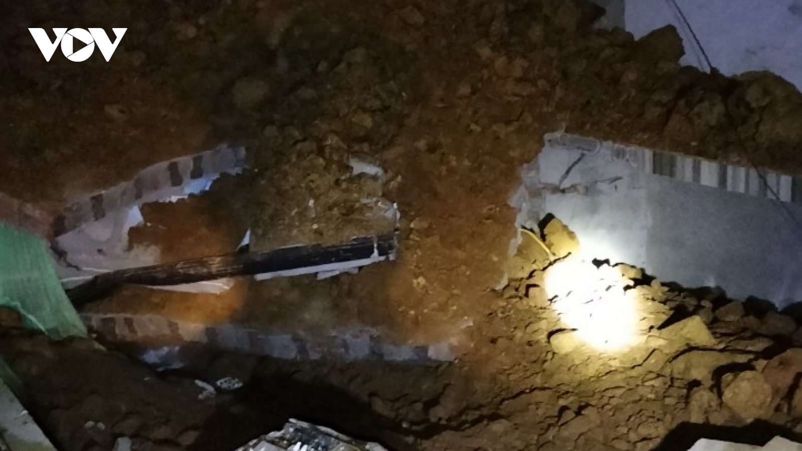 Sạt lở đất vùi lấp một ngôi nhà khiến bé gái 7 tuổi tử vong tại Bắc Kạn