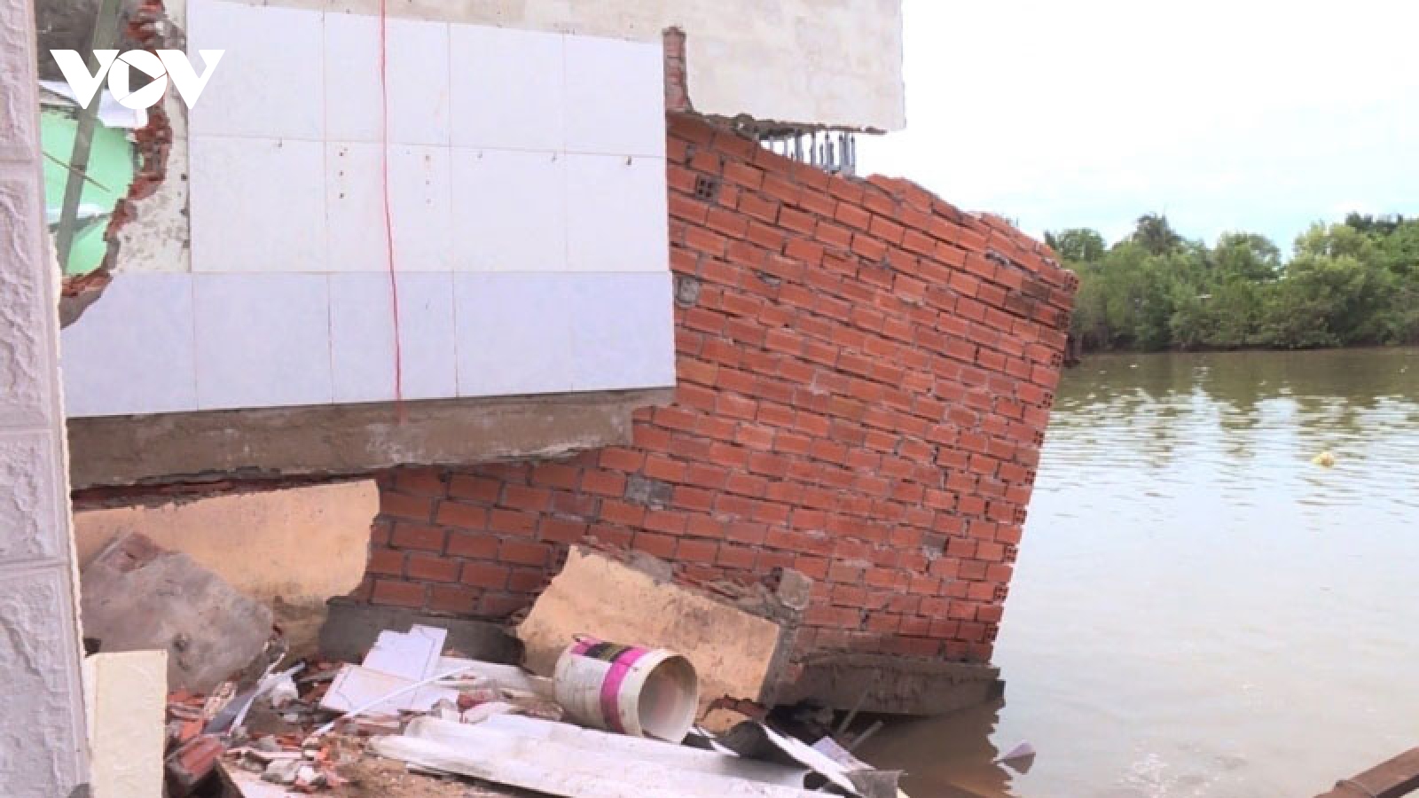 Gần 100 nhà dân ở Bạc Liêu bị sạt lở đất nghiêm trọng