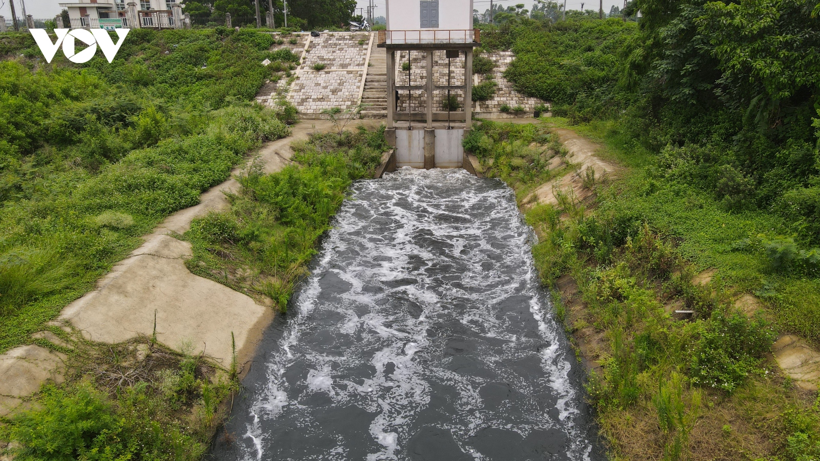 Nước sông Cầu ở Bắc Ninh, Bắc Giang lại bị “nhuộm đen”, người dân bức xúc