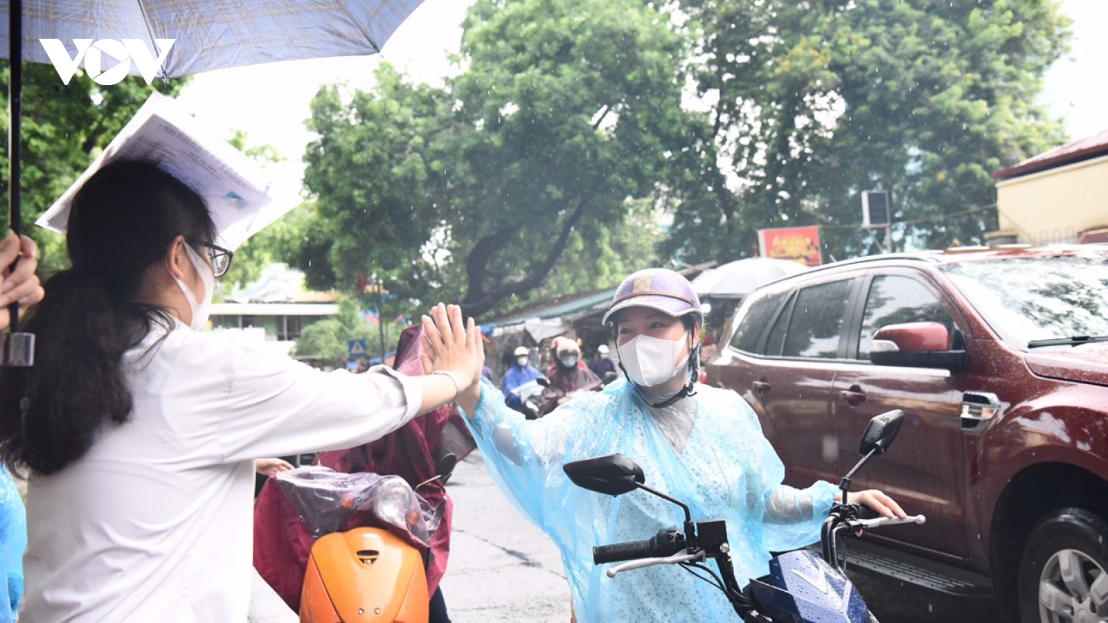 Thi tốt nghiệp THPT 2023: Thí sinh Hà Nội đội mưa đến trường bắt đầu thi Ngữ văn
