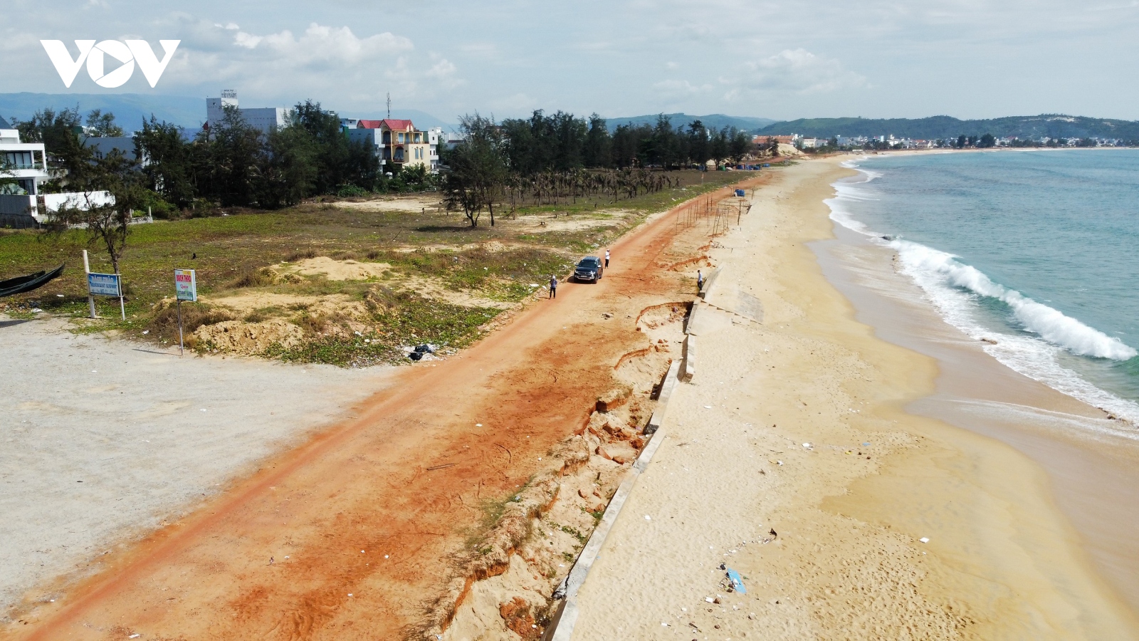 Sóng biển đánh nát kè biển ở Bình Định, người dân lo mất đất