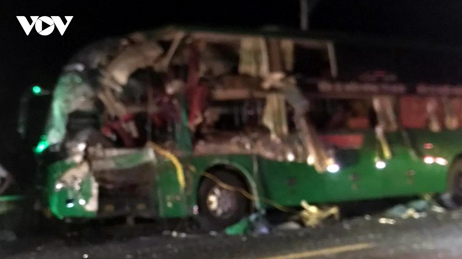 2 xe khách đâm nhau, 2 người chết và nhiều người bị thương nặng
