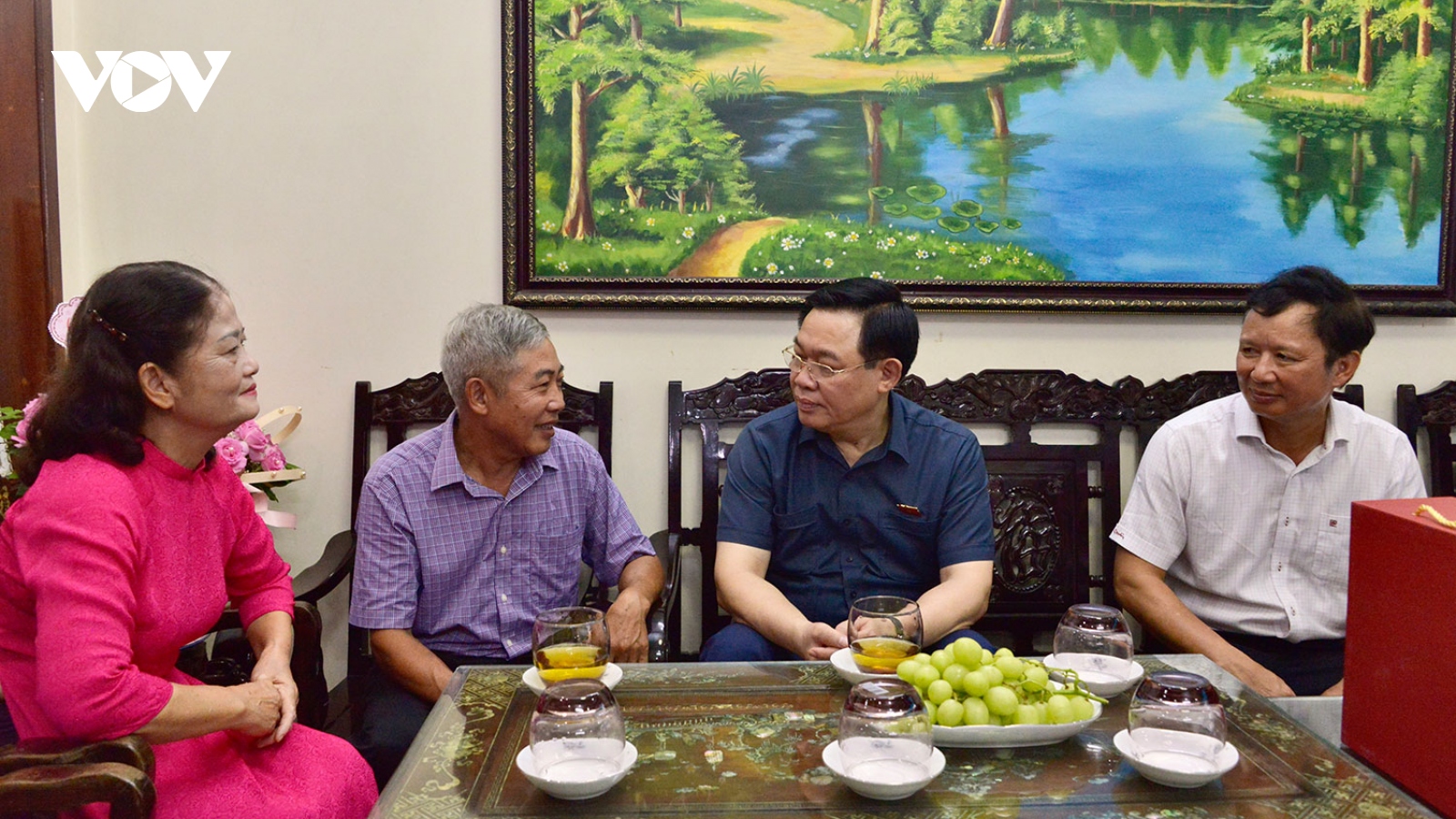 Chủ tịch Quốc hội thăm, tặng quà các gia đình chính sách ở Thừa Thiên Huế