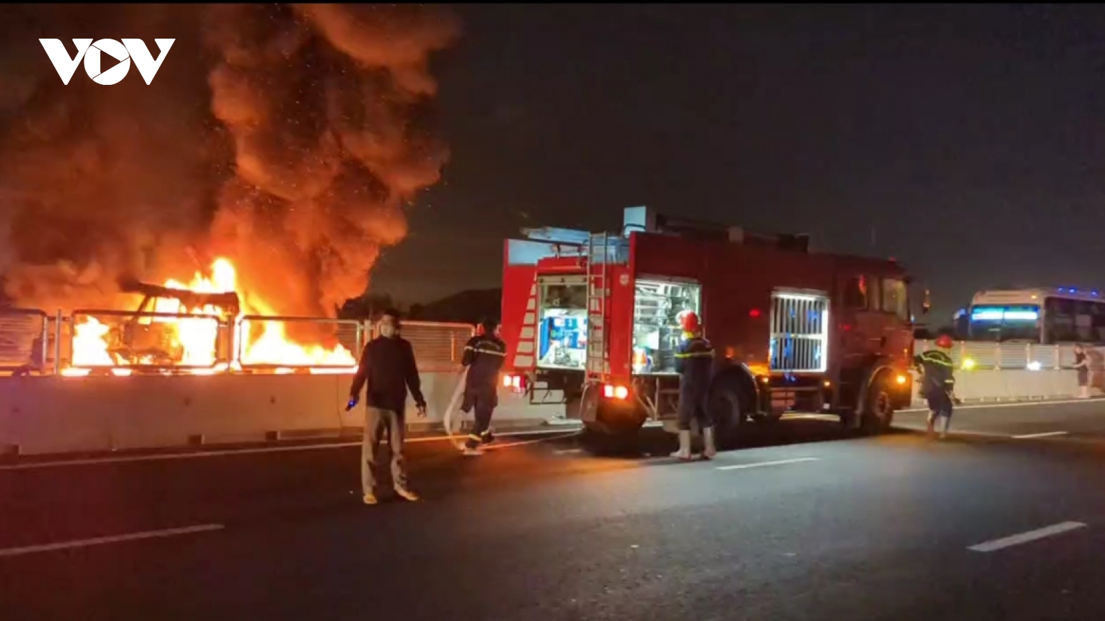 Xe đầu kéo bị cháy rụi trên cao tốc ở Bình Thuận