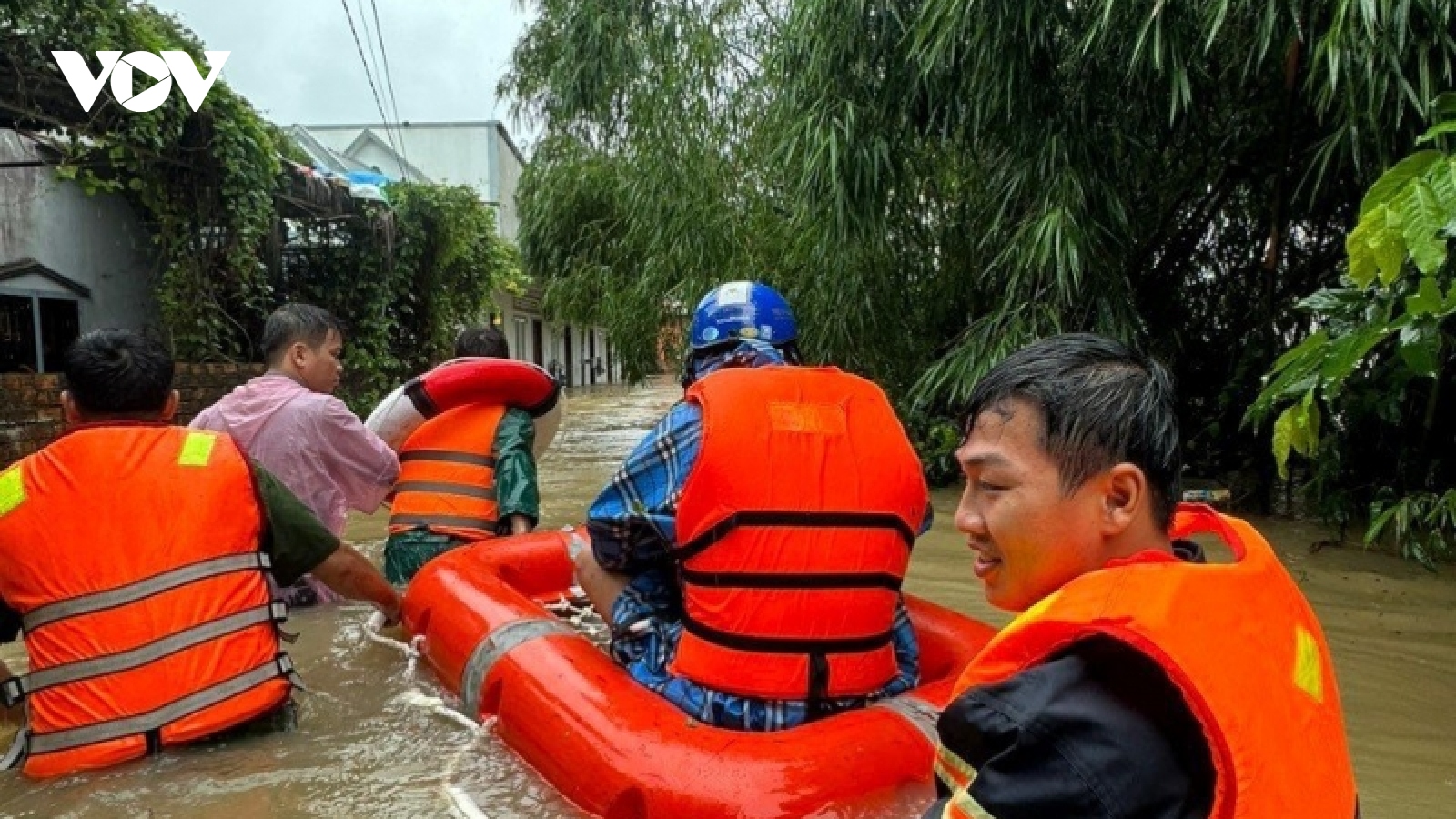 100 chiến sỹ xuyên đêm hỗ trợ, sơ tán dân trên đảo Phú Quốc bị ngập lụt