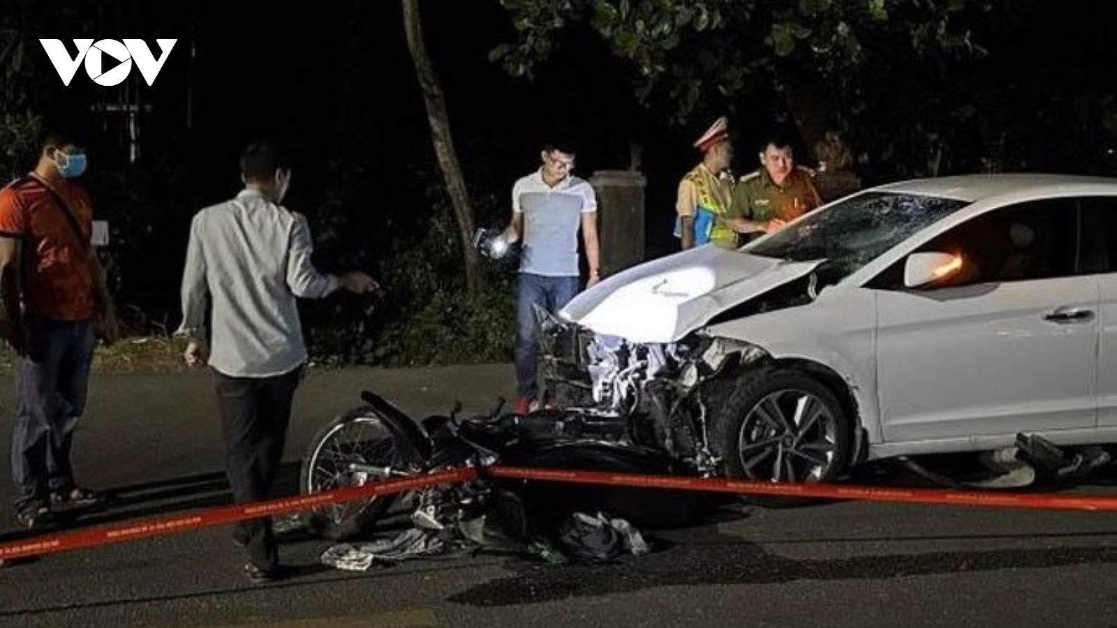 Ô tô va chạm xe máy khiến 1 người chết, 4 người bị thương ở Thừa Thiên Huế