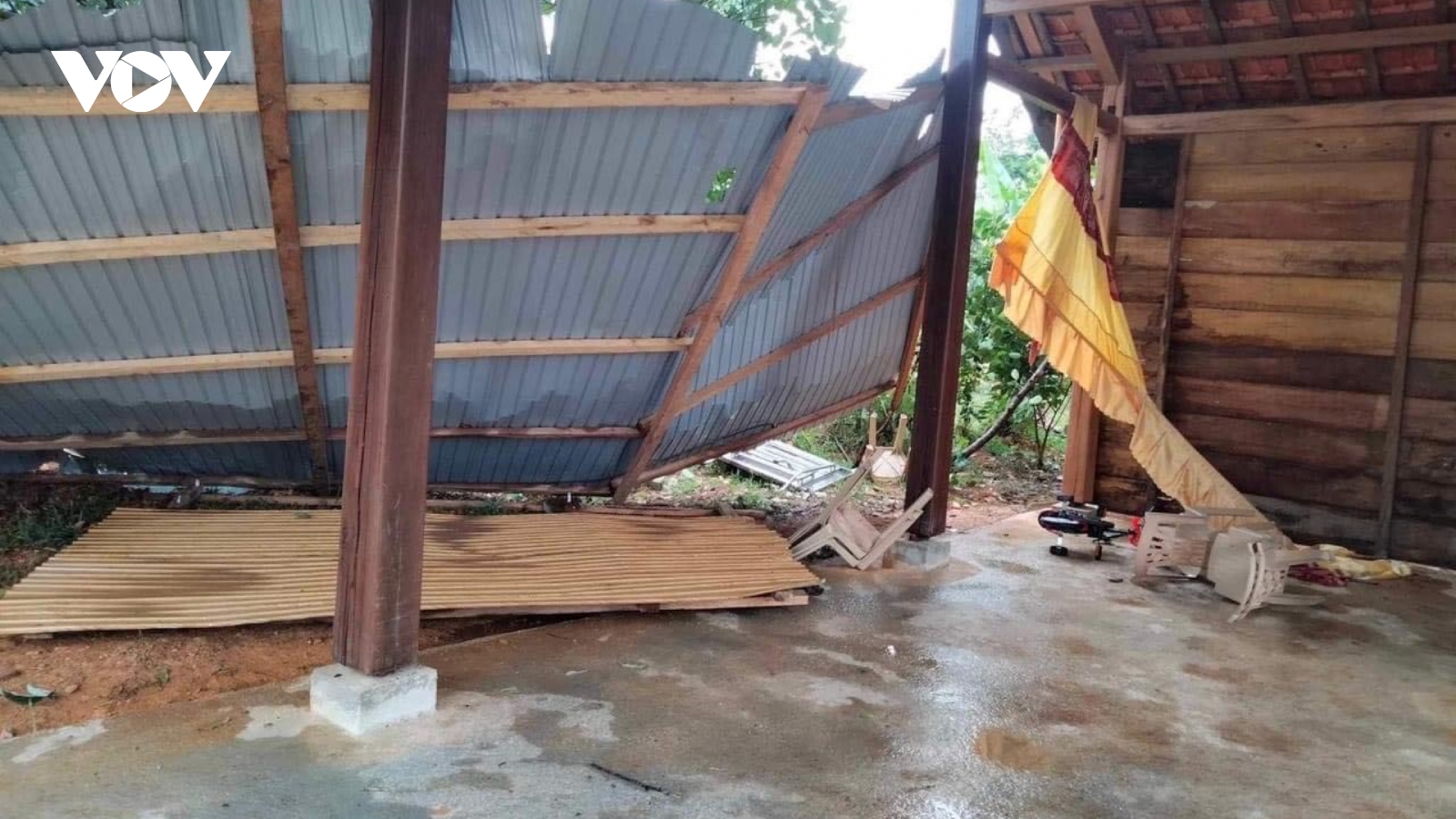 Lốc xoáy làm tốc mái nhà dân ở huyện miền núi Quảng Bình