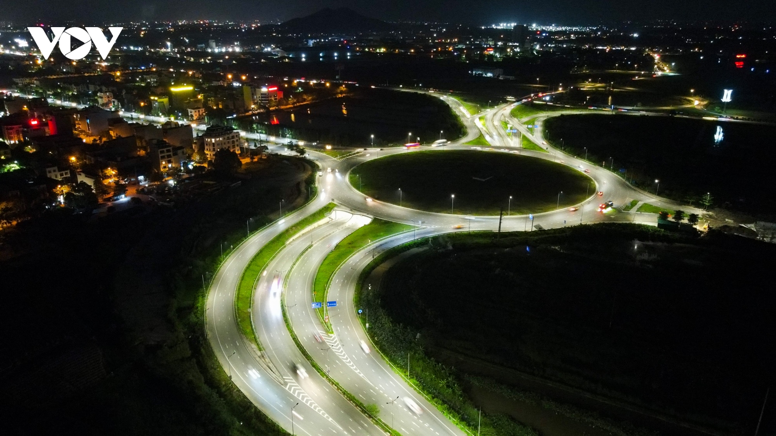 Hình ảnh nút giao TP Bắc Ninh hơn 400 tỷ đồng 'tỏa sáng' trong đêm