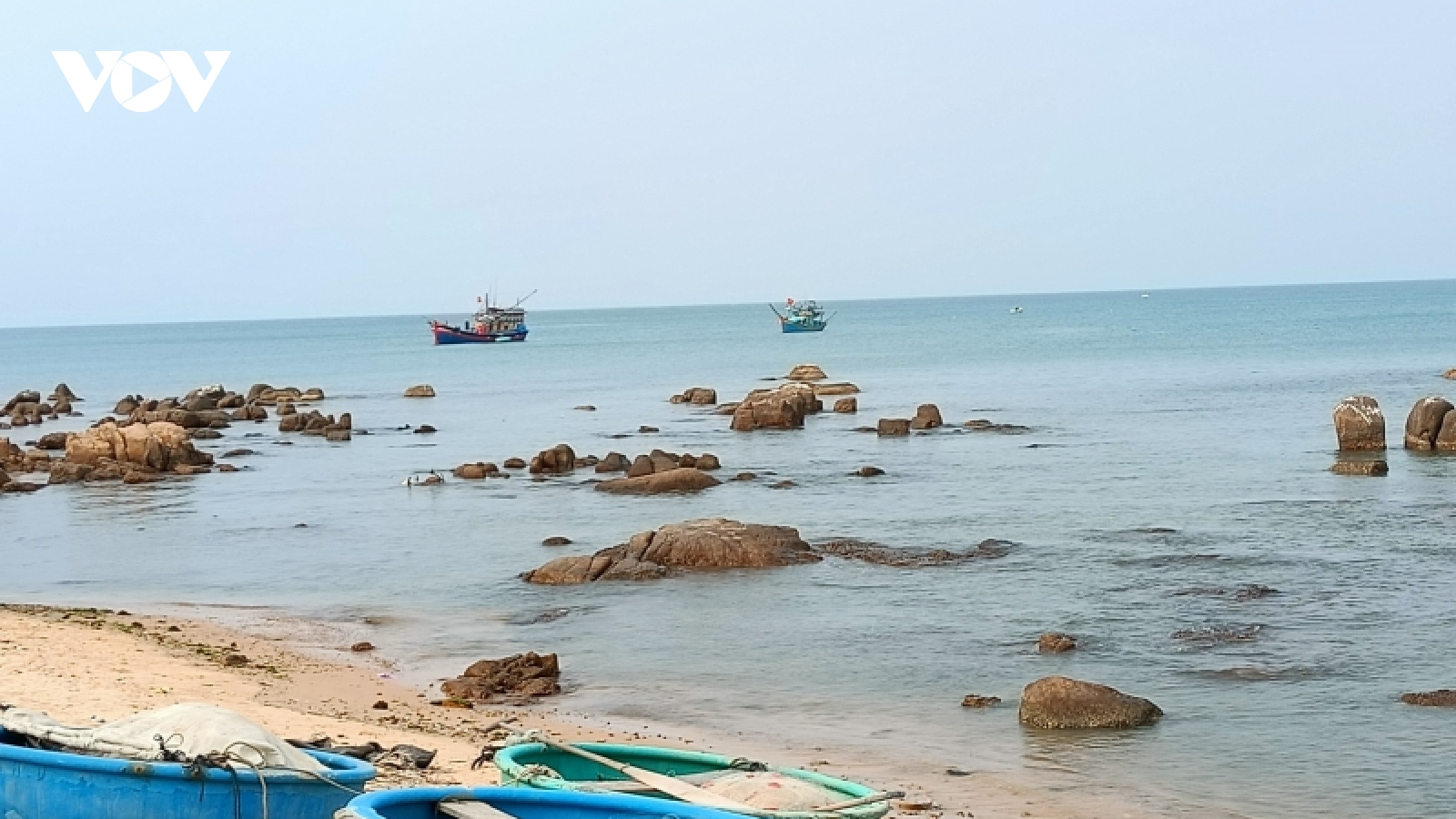 Sóng đánh chìm thuyền ở Bình Thuận khiến 1 ngư dân mất tích