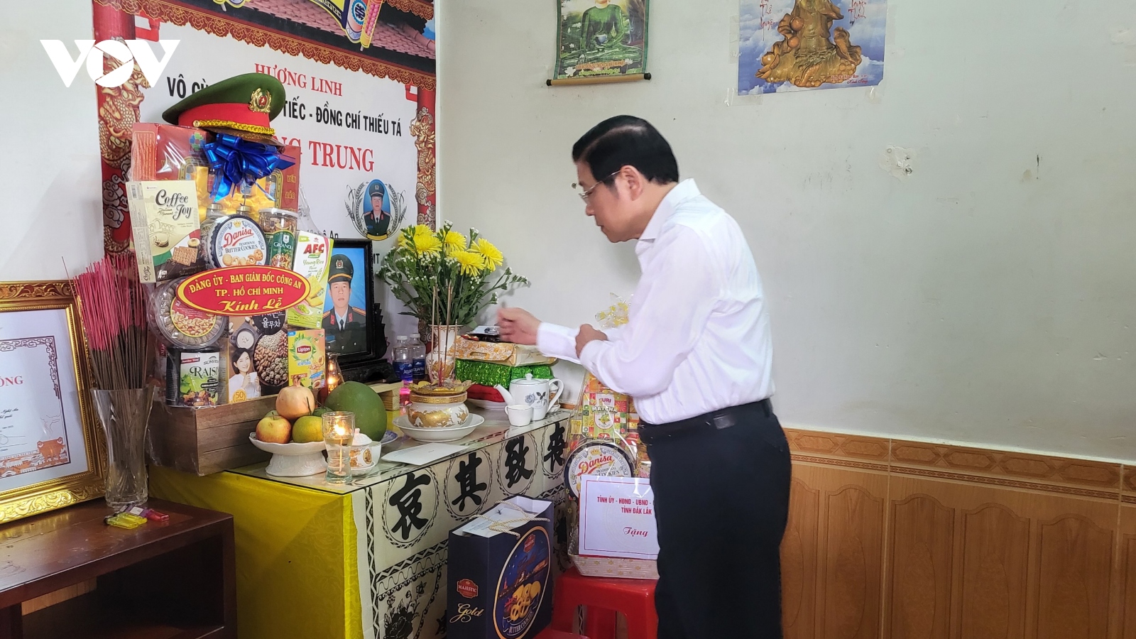 Trưởng ban Nội chính Trung ương thăm hỏi các gia đình liệt sỹ tại Đắk Lắk