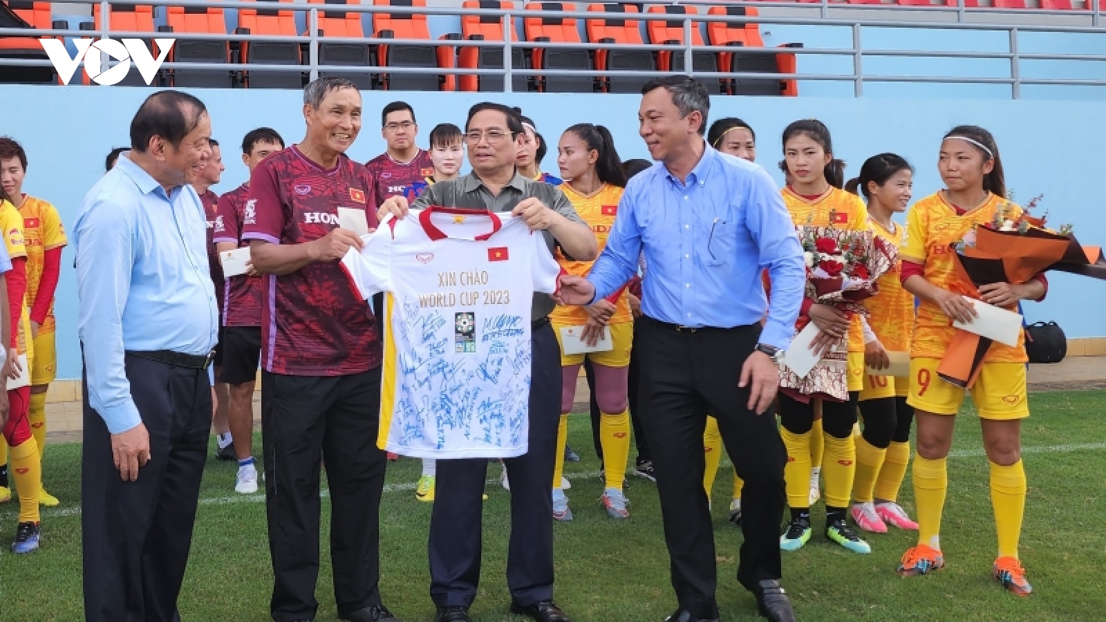 Thủ tướng động viên tuyển bóng đá nữ Việt Nam trước khi lên đường dự World Cup 2023