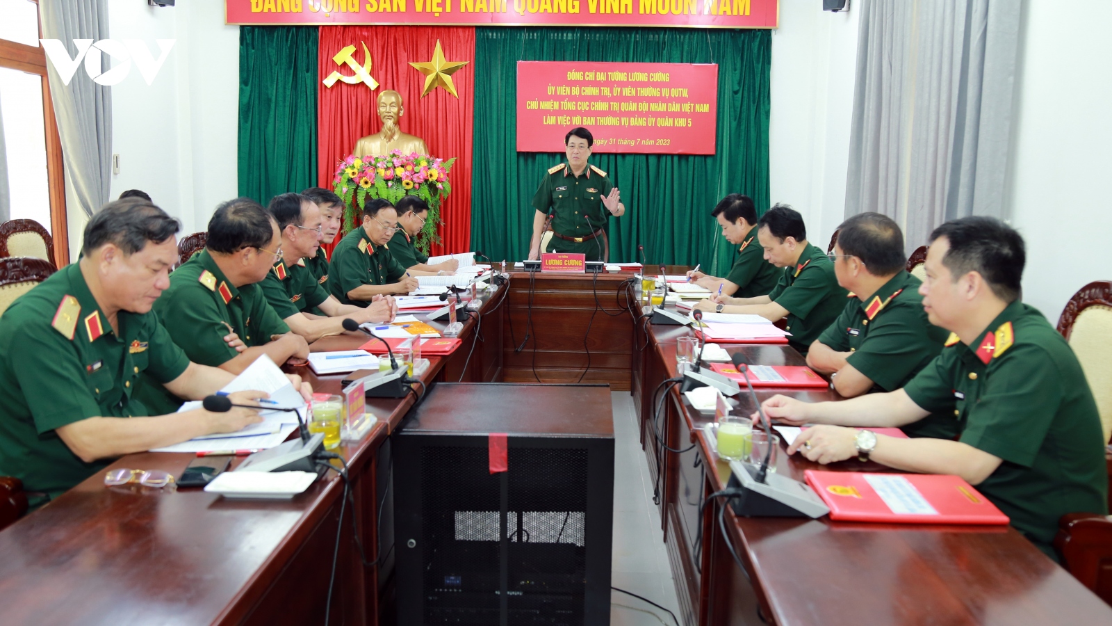Đại tướng Lương Cường làm việc với Ban Thường vụ Đảng ủy Quân khu 5