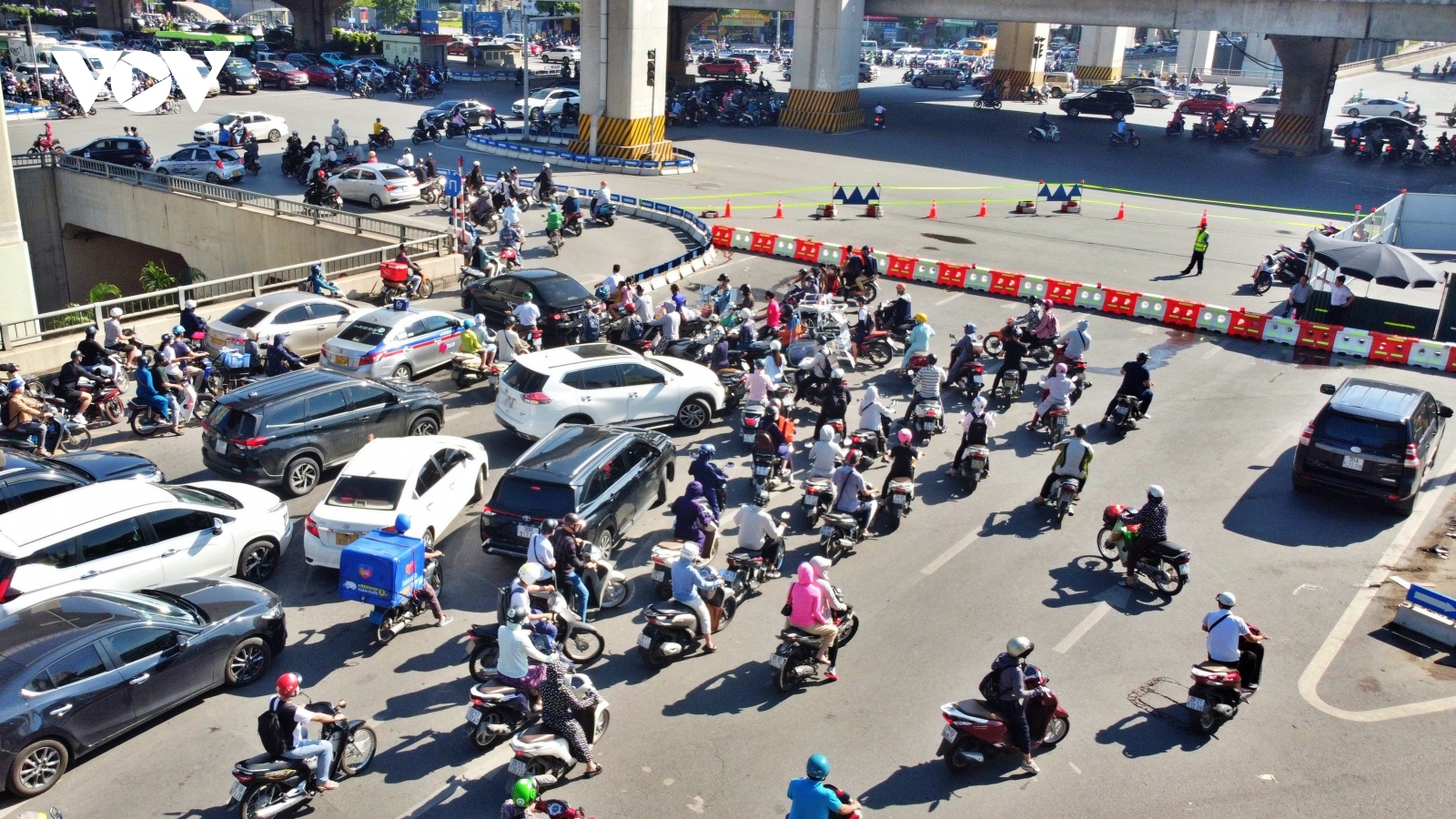 Cận cảnh lô cốt khổng lồ mọc lên giữa ngã tư ở Hà Nội, giao thông hỗn loạn
