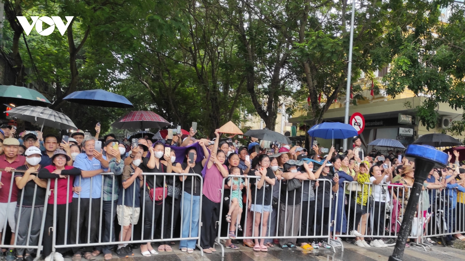 Người dân Hải Phòng đội mưa tiễn biệt Phó Thủ tướng Lê Văn Thành