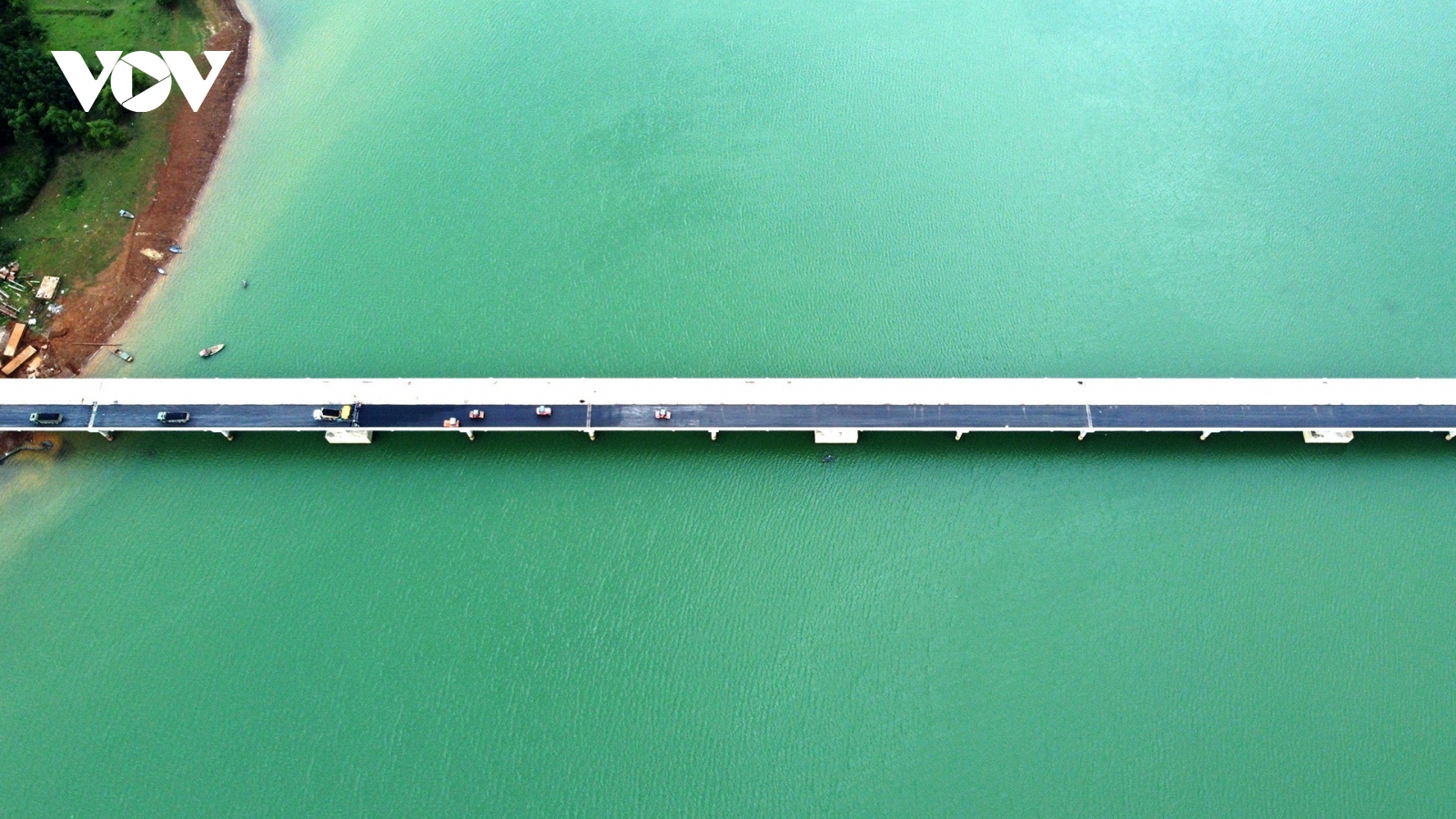 Người dân thích thú chụp hình trên cầu vượt hồ dài nhất Cao tốc Bắc Nam