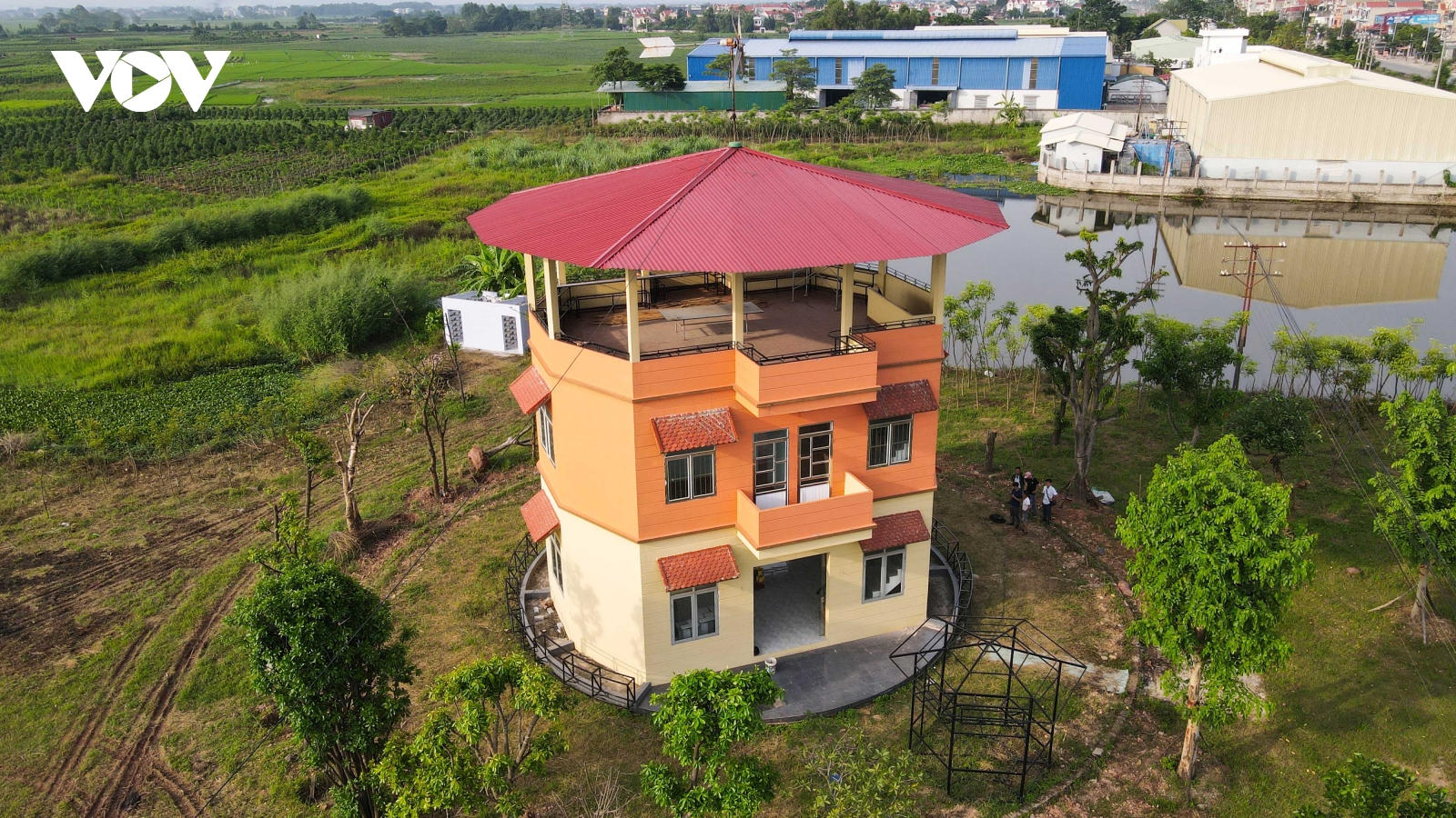 Độc lạ ngôi nhà 420 tấn quay 360 độ ở Bắc Giang