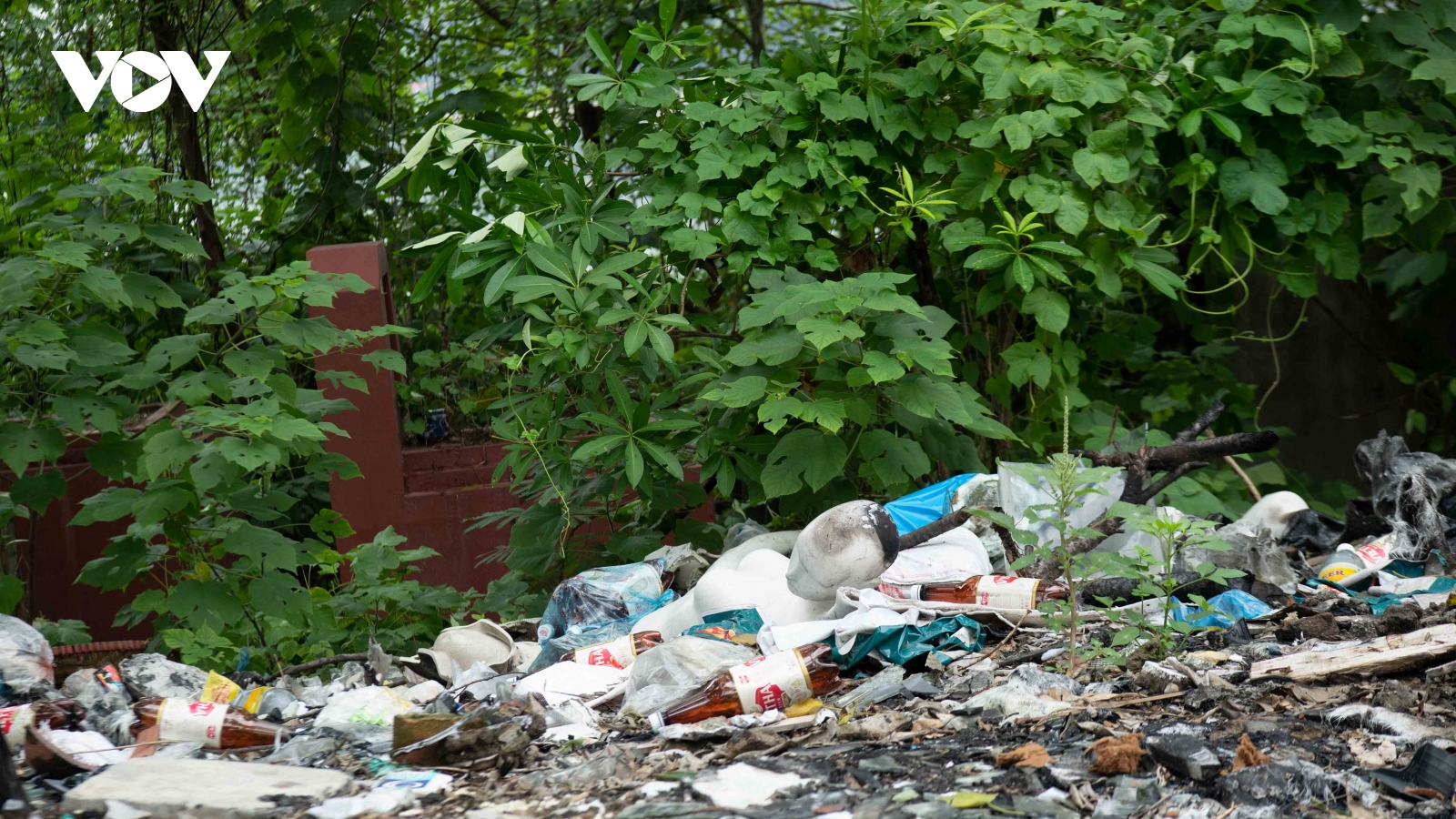 Phế thải đổ trộm, chất đống quanh hồ Linh Đàm gây ô nhiễm môi trường