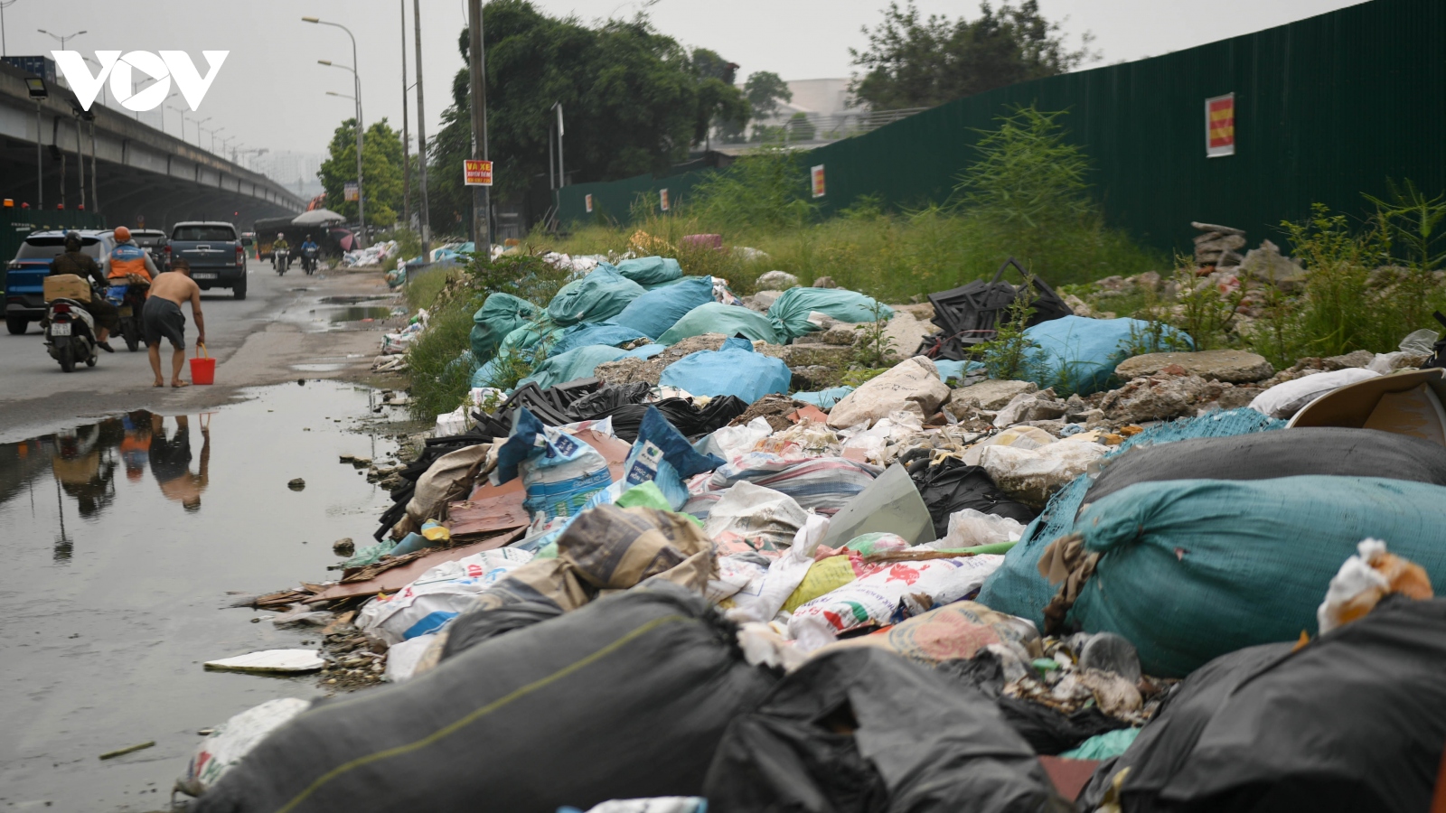 Đường Nguyễn Xiển xuất hiện bãi rác khổng lồ gây ô nhiễm môi trường