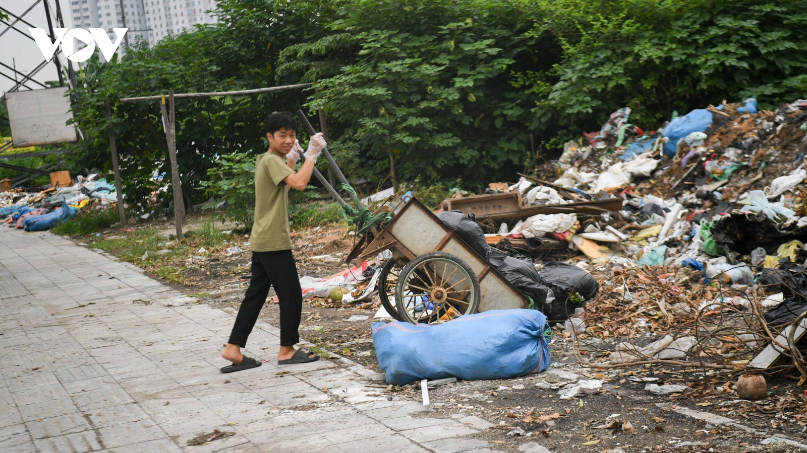 Đại lộ nghìn tỷ ở Hà Nội biến thành nơi đổ rác trộm