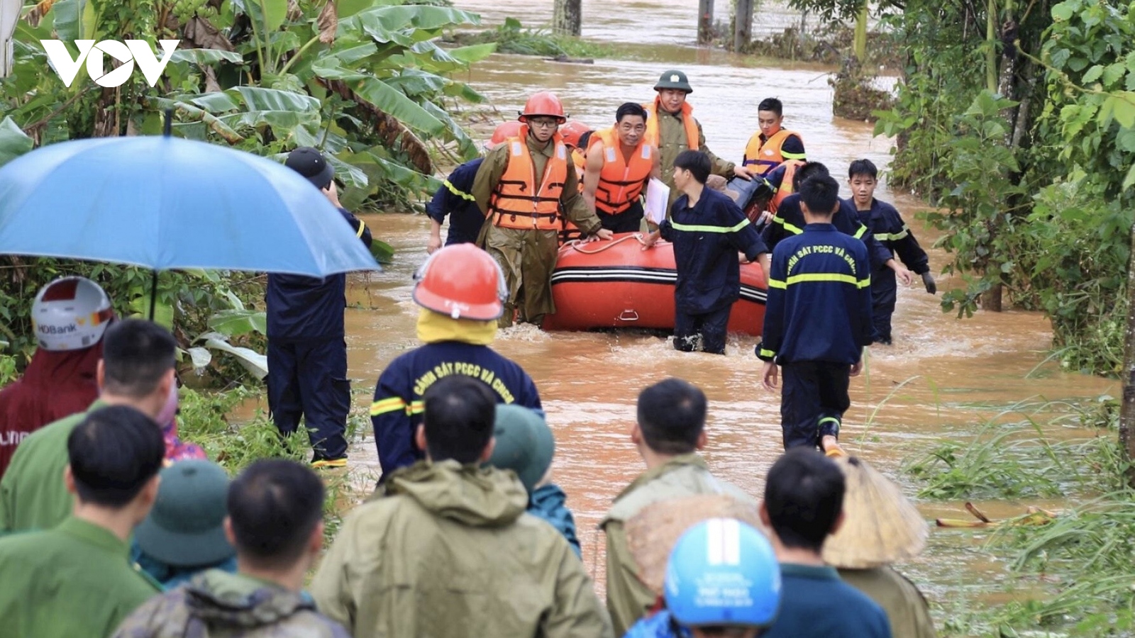 Ấm áp hình ảnh giúp dân Đắk Nông qua cơn ngập lụt, sạt lở đất