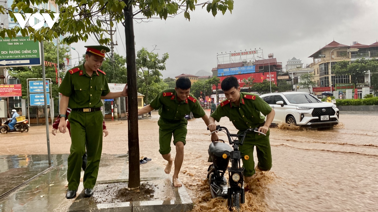 Hỗ trợ điều tiết giao thông tại các tuyến đường ngập lụt ở Sơn La