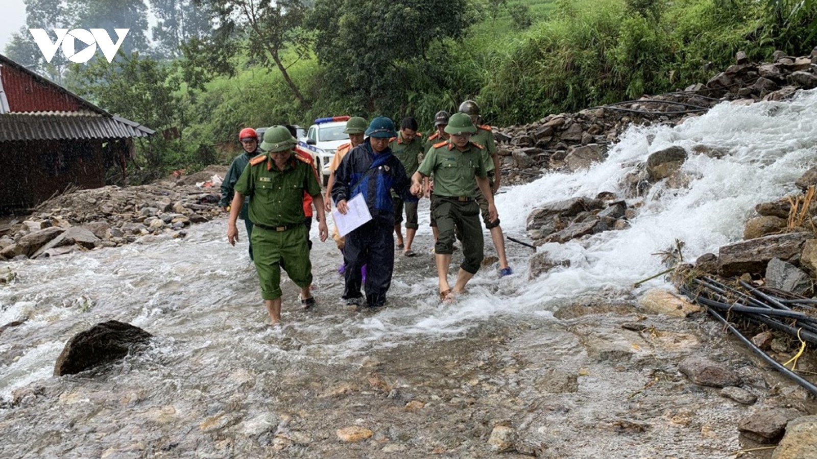 Công an Lai Châu dầm mưa giúp dân khắc phục hậu quả mưa lũ