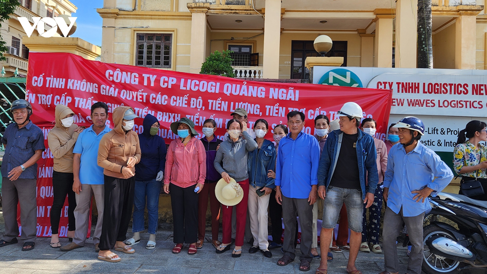 Hàng chục công nhân tụ tập, đòi tiền trợ cấp thôi việc tại Công ty Licogi Quảng Ngãi