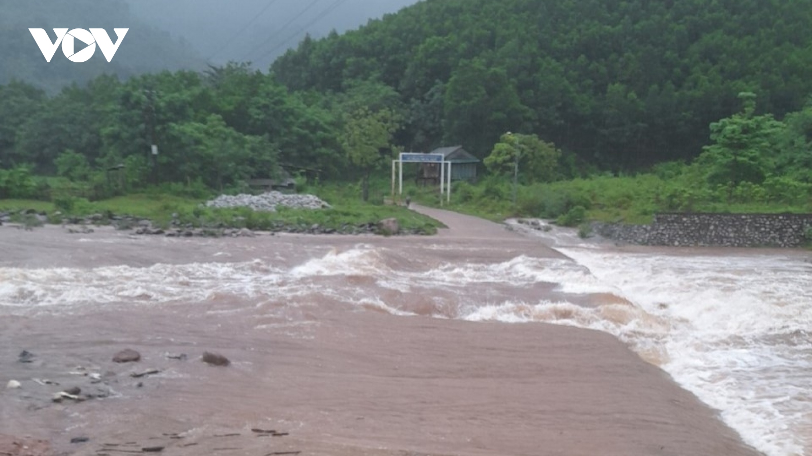 Nước lũ tràn về gây chia cắt cục bộ ở Quảng Bình