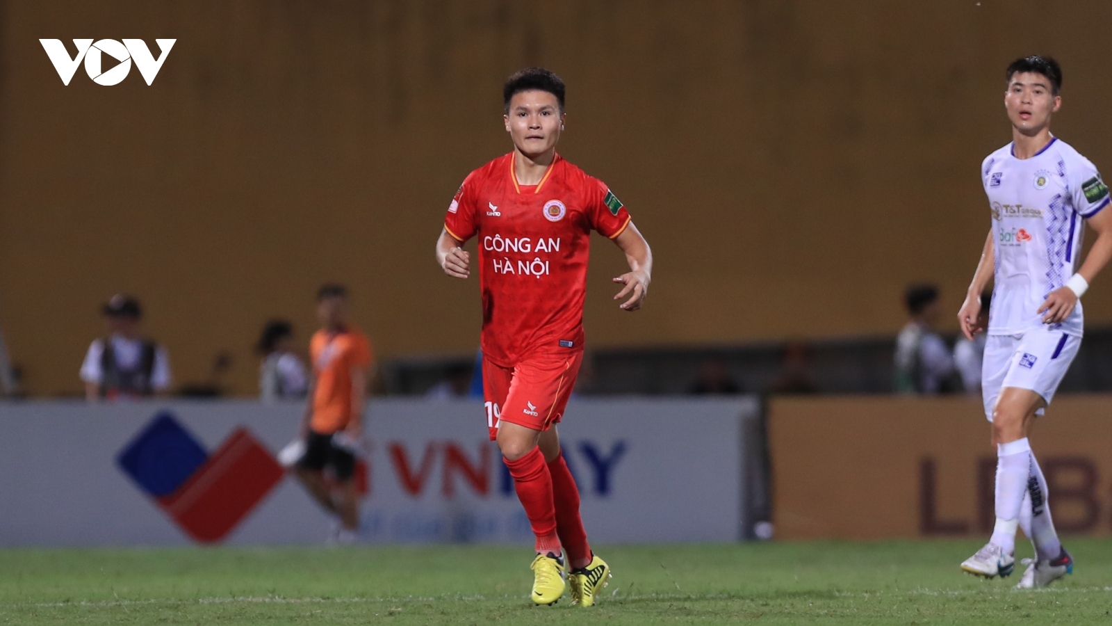 Hành động đẹp của Quang Hải sau trận CLB CAHN 2-1 Hà Nội FC