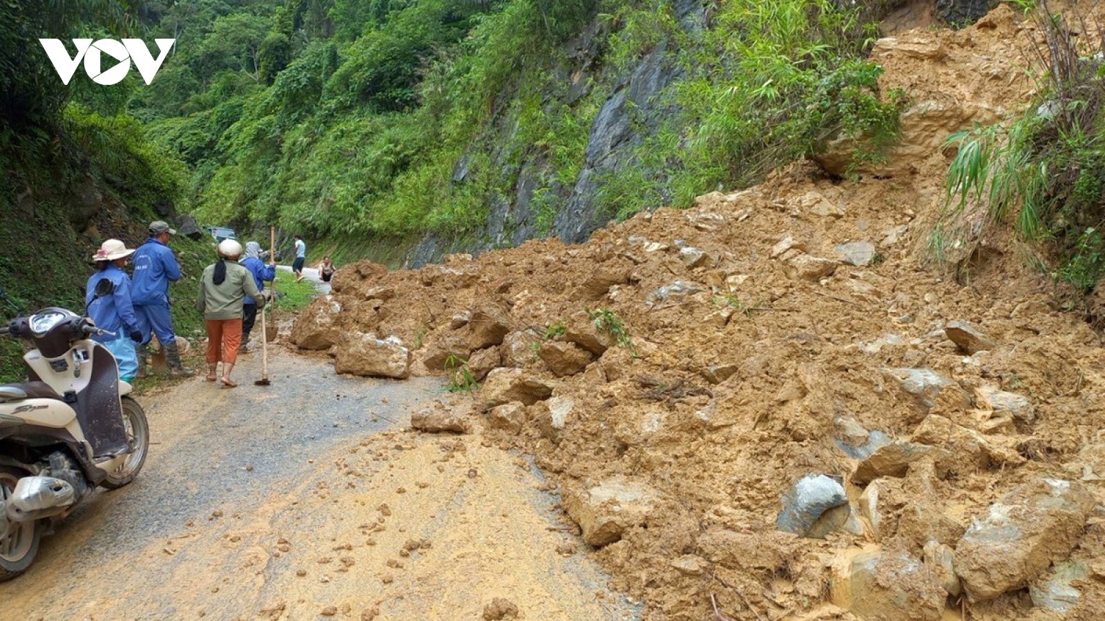 Hàng nghìn khối đất đá sạt lở xuống đường, Lai Châu khẩn cấp báo cáo Bộ GTVT