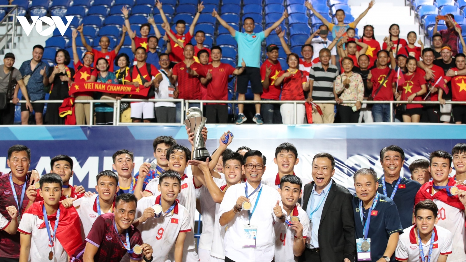 U23 Việt Nam nâng cúp vô địch U23 Đông Nam Á, ăn mừng cùng người hâm mộ