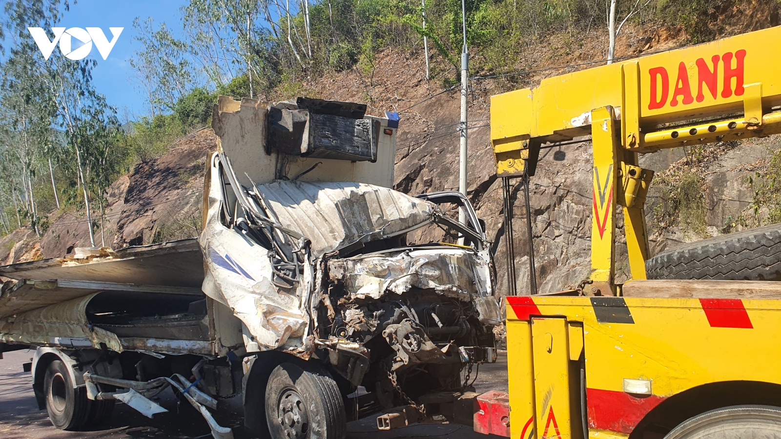 Xe tải tông vào vách núi, tài xế tử vong