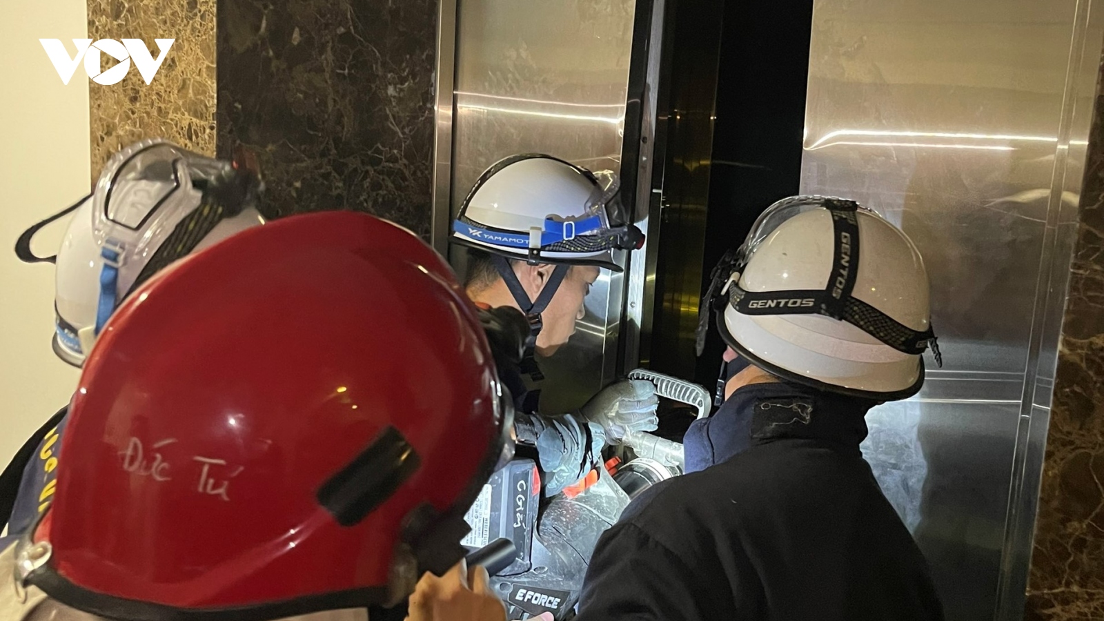 Dùng máy thủy lực cứu người mắc kẹt trong thang máy ở tầng 12