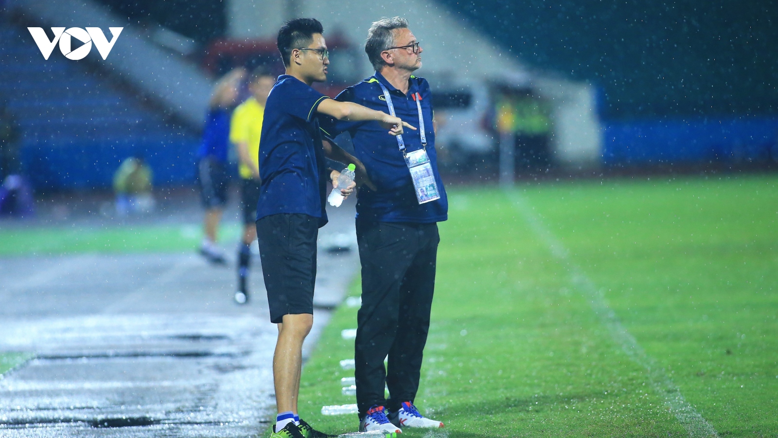 HLV Troussier ''đội mưa'' chỉ đạo trong ngày U23 Việt Nam đoạt vé dự VCK châu Á