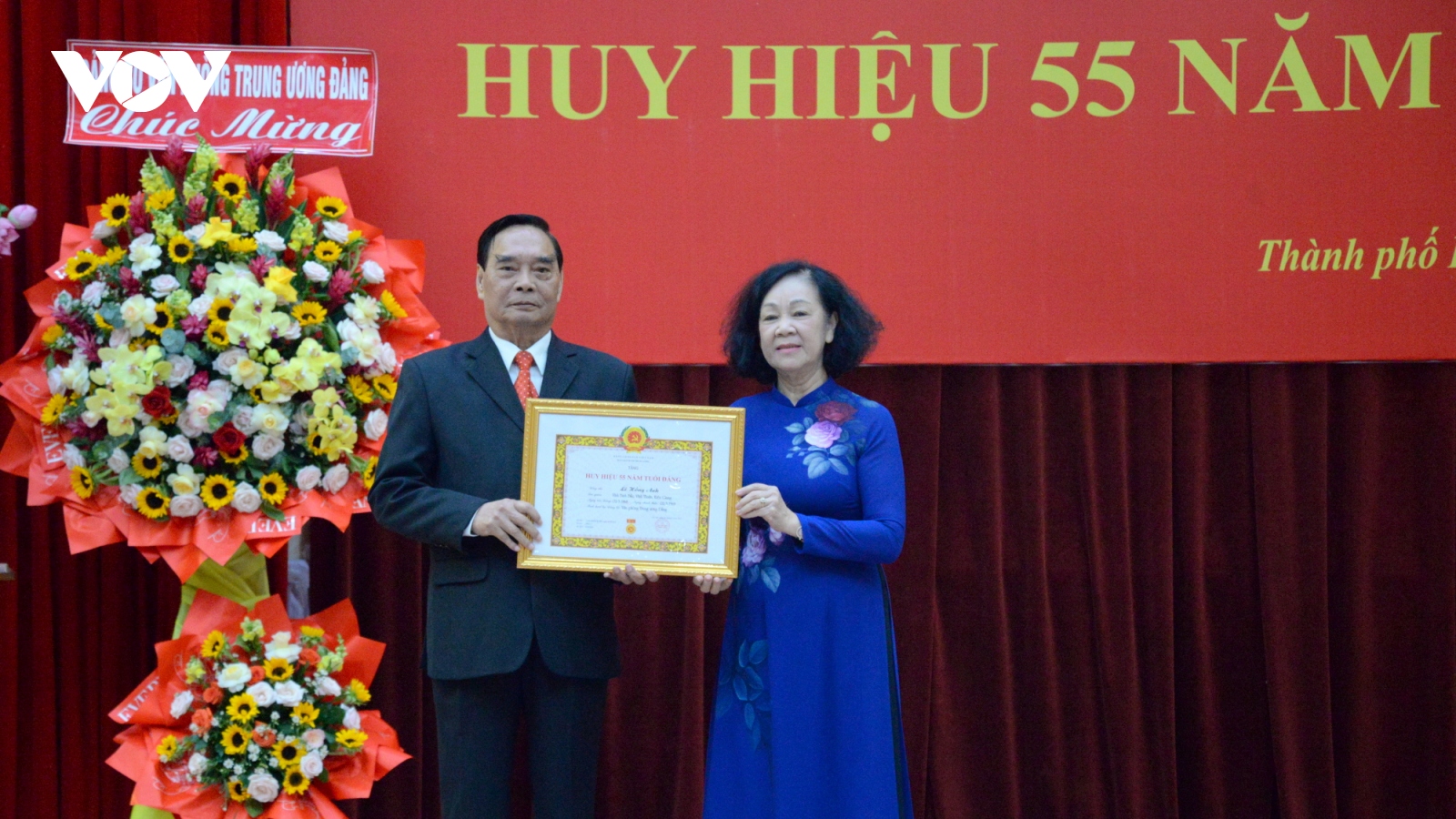 Nguyên Thường trực Ban Bí thư Lê Hồng Anh nhận huy hiệu 55 năm tuổi Đảng