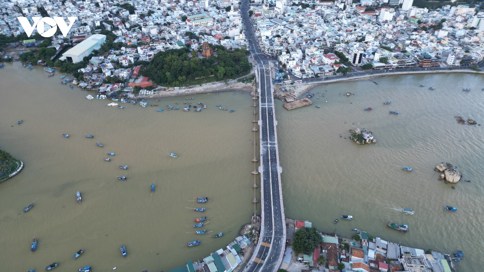 Thông xe cầu Xóm Bóng sau 2 năm thi công, giảm ùn tắc tại Nha Trang