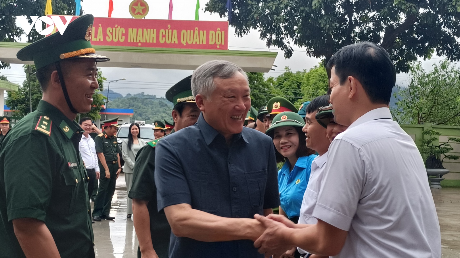 Chánh án Nguyễn Hòa Bình thăm hỏi quân và dân huyện Con Cuông, Nghệ An