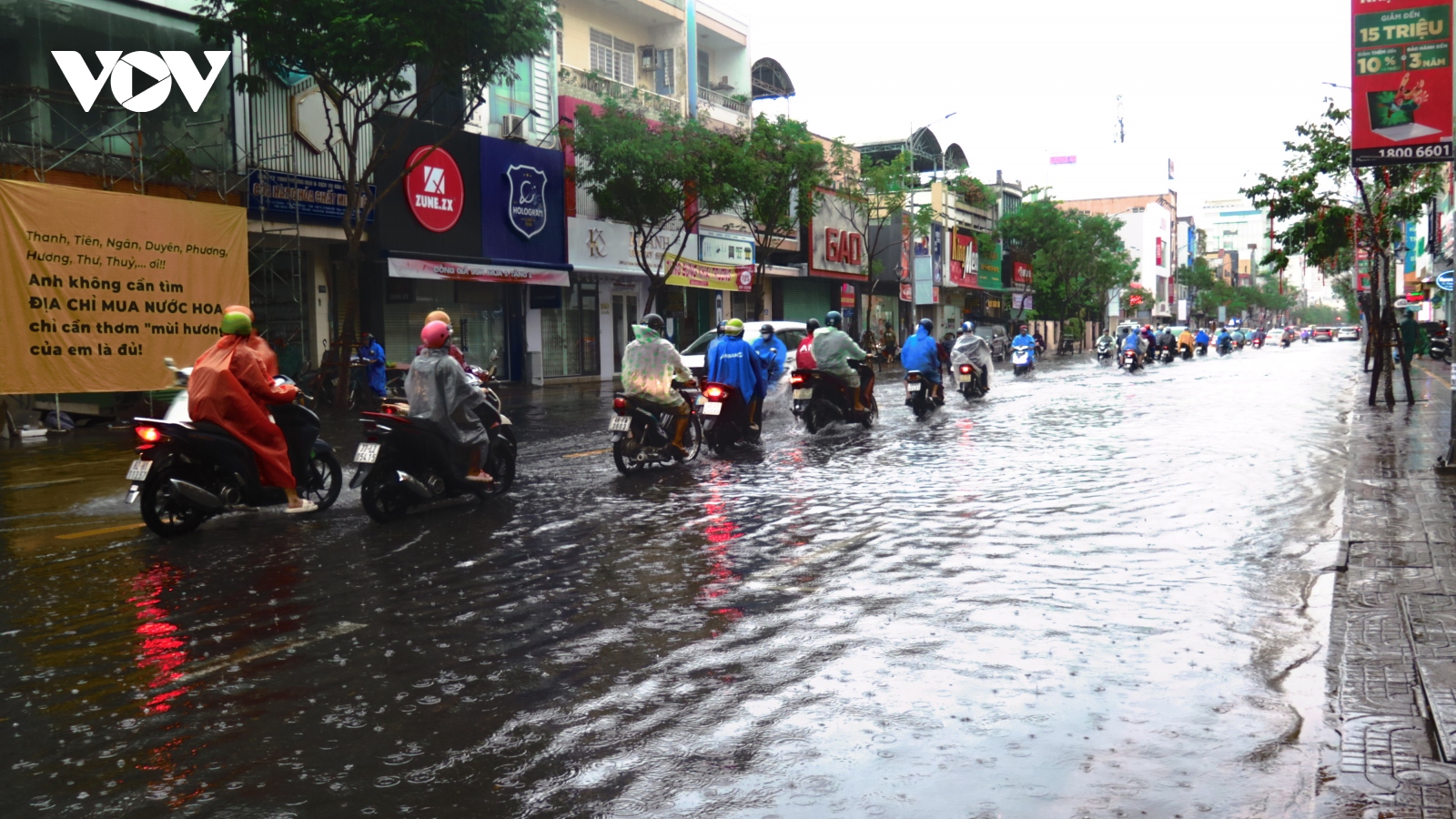 Mưa ngập trong giờ cao điểm ở Đà Nẵng, nhiều người trễ giờ làm việc