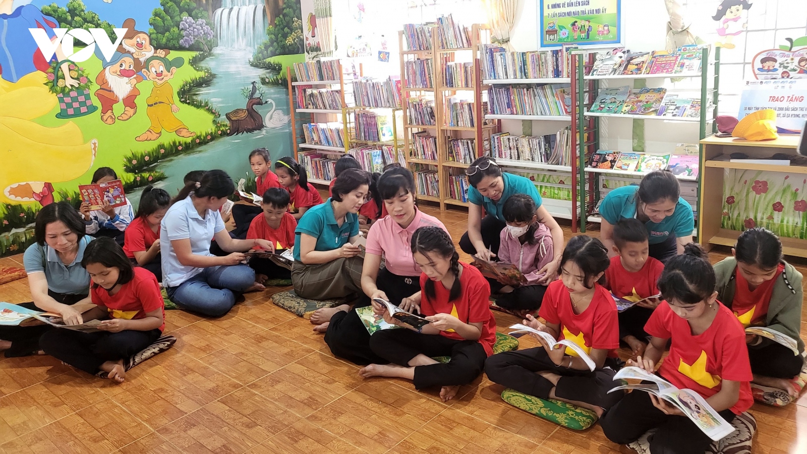 Đắk Lắk: 30 bộ máy tính và 2 nghìn đầu sách được trao cho học sinh vùng khó
