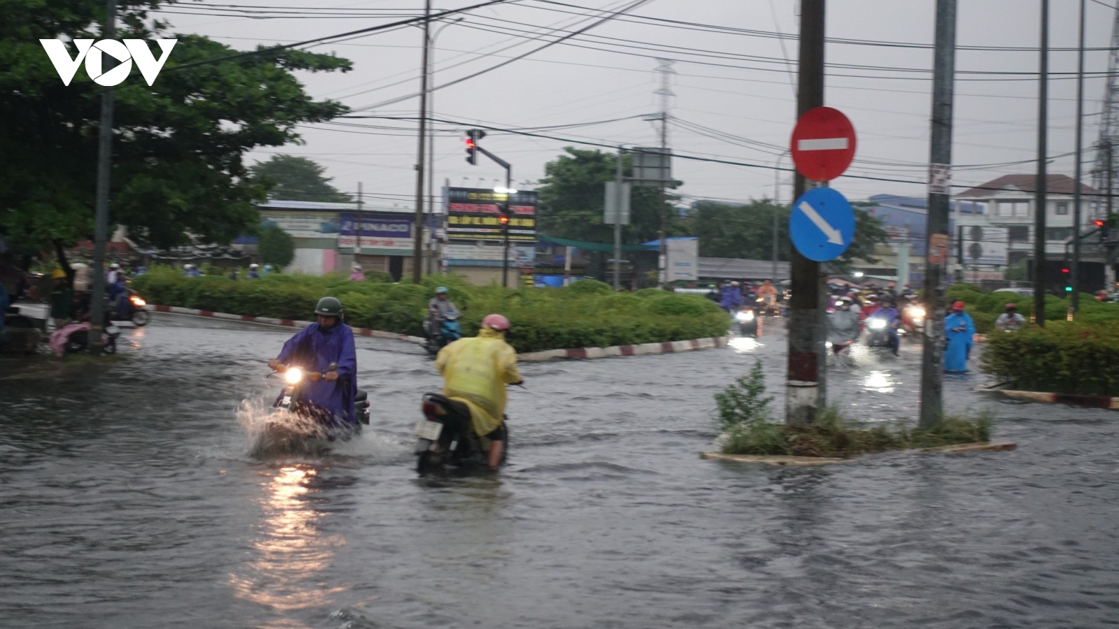 Cơn mưa kéo dài từ chiều đến tối, nhiều tuyến đường ở TP.HCM ngập nặng