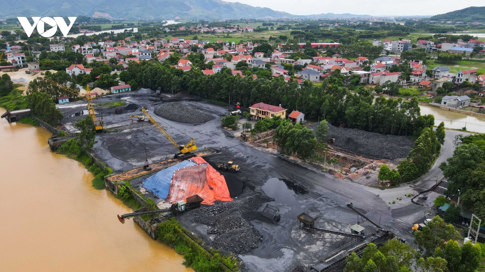 Người dân Bắc Giang “khốn khổ” vì bãi than của công ty Hoàng Ninh