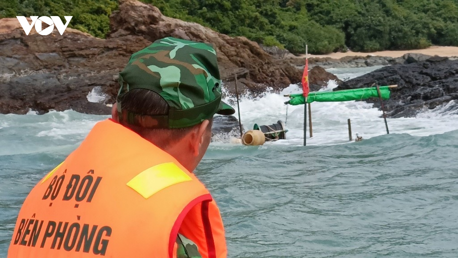 Đồn Biên phòng Đảo Trần (Quảng Ninh) cứu hộ ngư dân bị đắm tàu