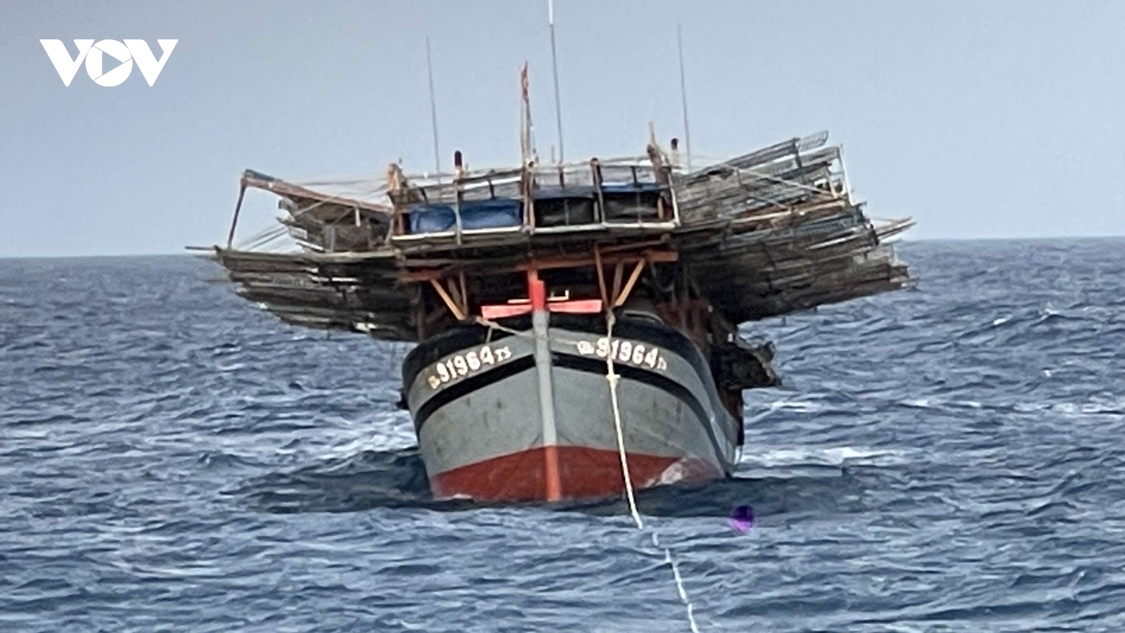 Tàu Hải quân 420 lai kéo tàu cá gặp nạn ở quần đảo Trường Sa