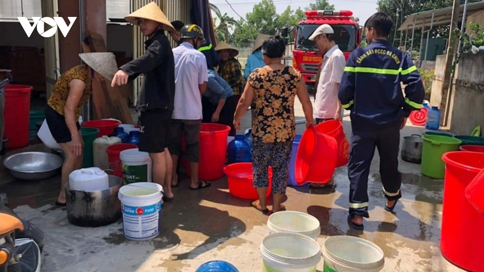Hồ cạn nước, người dân Hà Tĩnh mang can, xếp hàng chờ xe nước