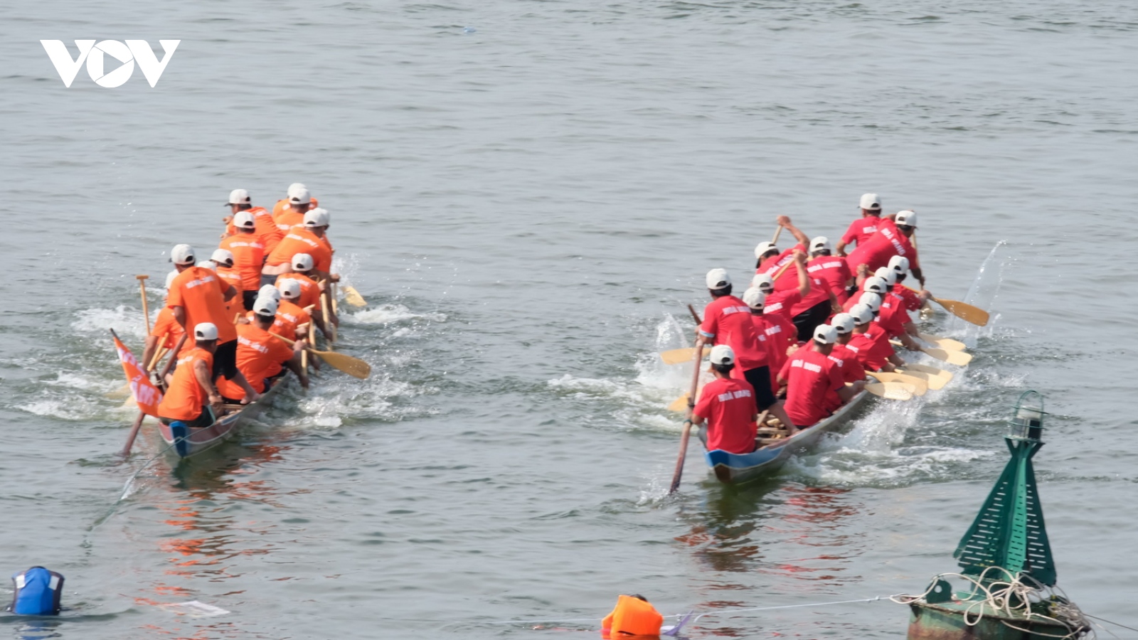 Người dân và du khách hào hứng cổ vũ đua thuyền trên sông Hàn, Đà Nẵng