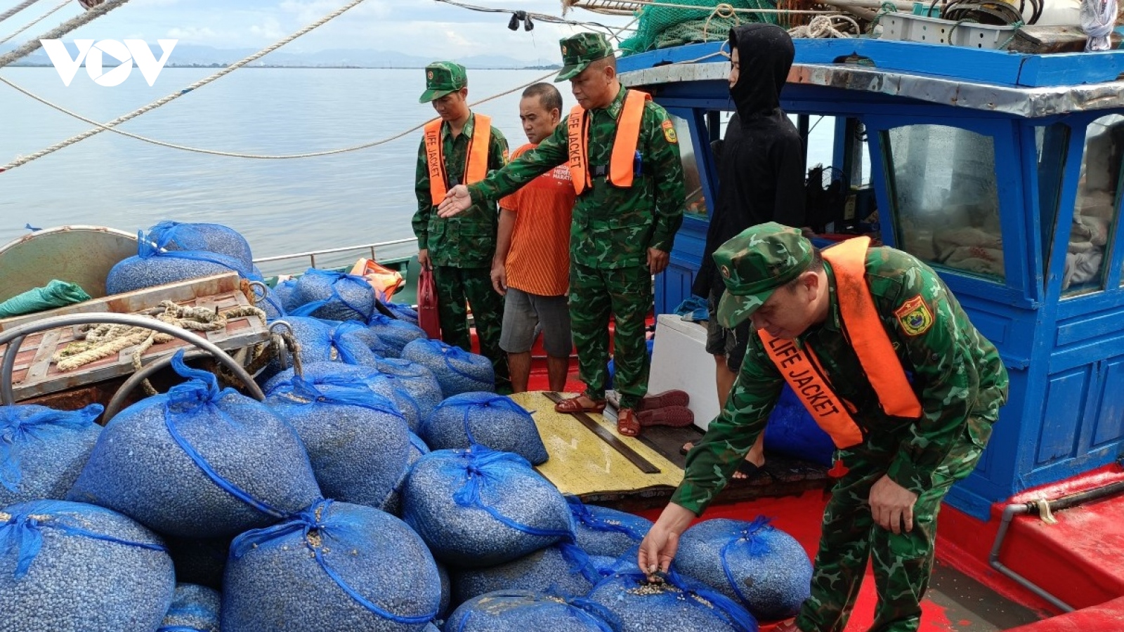 Đồn Biên phòng cửa khẩu cảng Vạn Gia bắt giữ 7 tàu khai thác thủy sản sai vùng