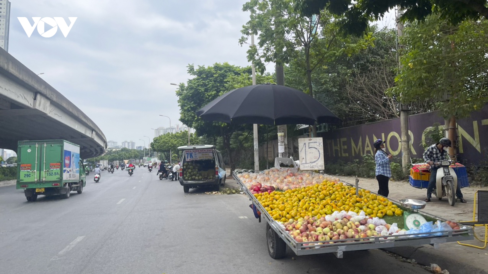 Xe tải bán hoa quả nghênh ngang trên đường phố Hà Nội, sao không ai dẹp?