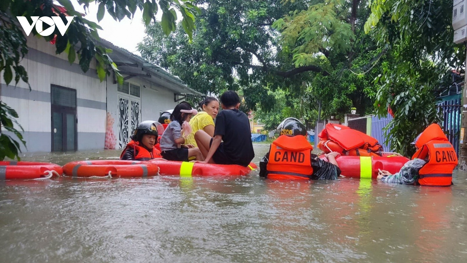 Đà Nẵng sơ tán hơn 2300 người ra khỏi vùng ngập nước, sạt lở trong đêm