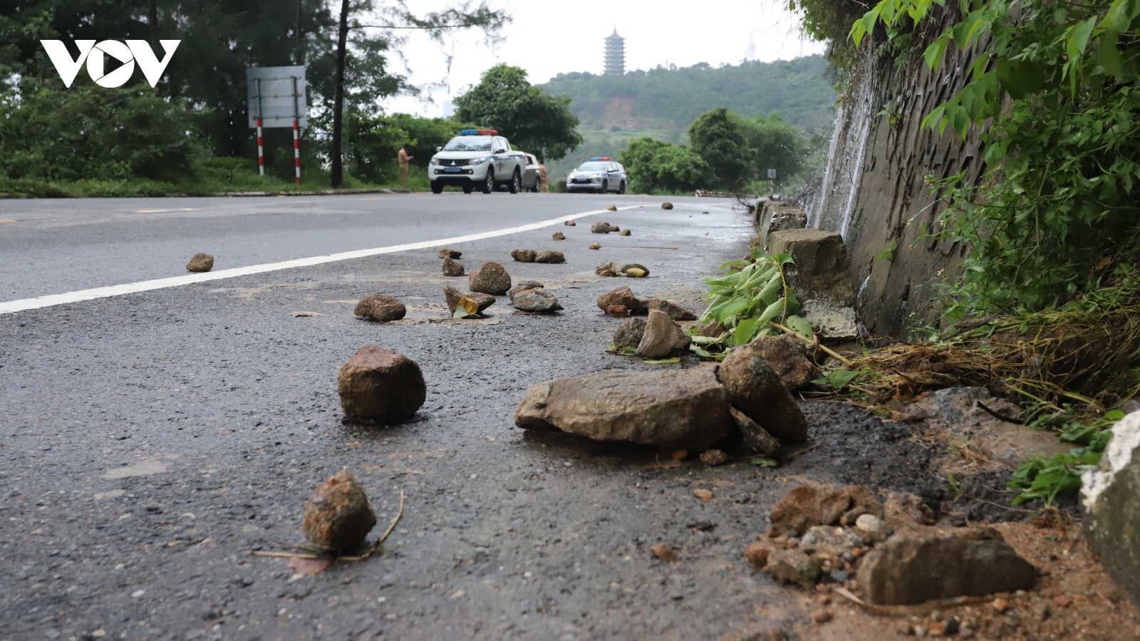 Xuất hiện đá rơi, cấm phương tiện lên bán đảo Sơn Trà, Đà Nẵng